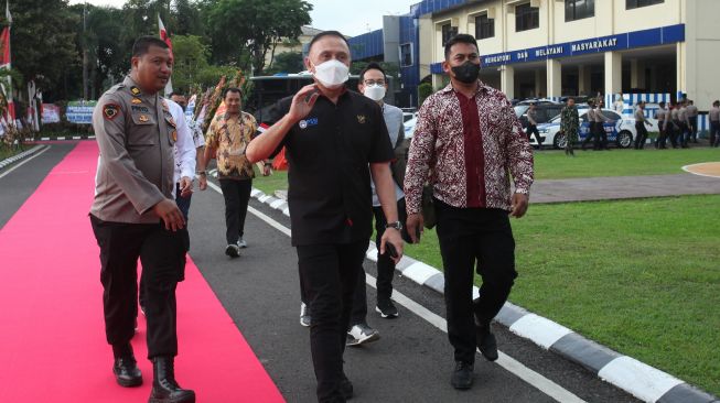 DOK - Ketua Umum PSSI Mochamad Iriawan (kedua kanan) berjalan menuju Gedung Ditreskrimum Polda Jawa Timur, Surabaya, Jawa Timur, Kamis (20/10/2022). [ANTARA FOTO/Didik Suhartono/rwa].