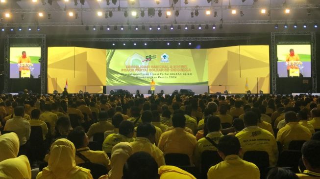 Kader Golkar mendengarkan pidato Ketum Airlangga Hartarto saat membuka Konsolidasi Nasional dan Bimtek Fraksi Partai Golkar se-Indonesia dalam rangka HUT ke-58  Partai Golkar di Jakarta International Expo Kemayoran, Kamis (20/10/2022). (Suara.com/Novian)