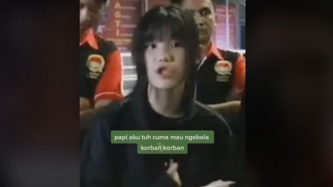 Beredar video anak pengacara Alvin Lim tak terima ayahnya dijemput paksa oleh aparat kepolisian.[TikTok]