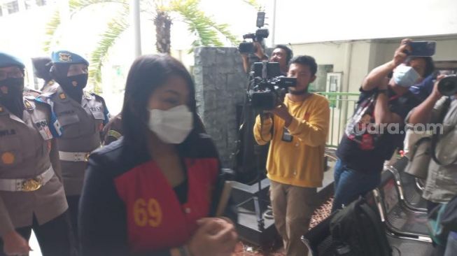 Putri Candrawathi kenakan rompi tahanan setelah menjalani sidang lanjutan kasus pembunuhan berencana Brigadir J. (Suara.com/Arga)