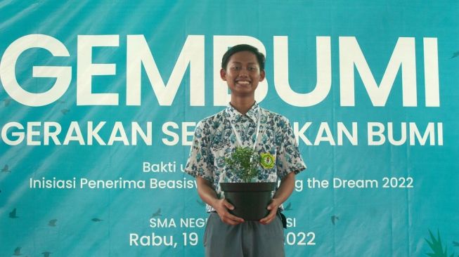 M. Taqiyudin Ibadurrahman (Taqi), siswa kelas XI SMAN 1 Cileungsi, sekaligus penerima beasiswa pendidikan SCG Sharing the Dream 2022 menginisiasi kegiatan bakti lingkungan bertajuk “Gerakan Sembuhkan Bumi”. (Istimewa)