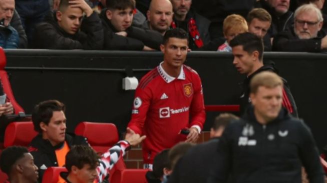 Gestur Cristiano Ronaldo saat ditarik keluar oleh Erik Ten Hag. (The Sun)