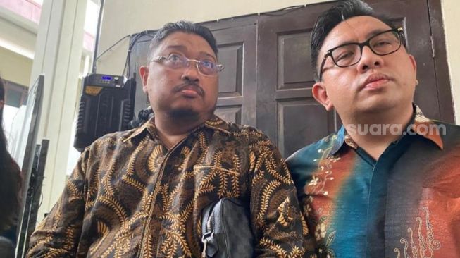 Pengacara Kuat Maruf saat ditemui awak media di PN Jakarta Selatan. (Suara.com/M Yasir)