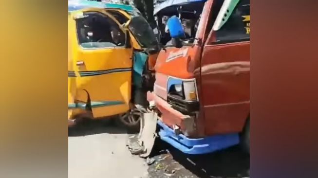 Mobil Minibus 'Laga Kambing' dengan Angkot di Medan, Penumpang Luka-luka