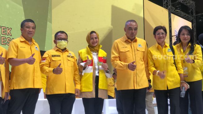 Wanda Hamidah resmi bergabung menjadi kader Partai Golkar. (Suara.com/Novian)