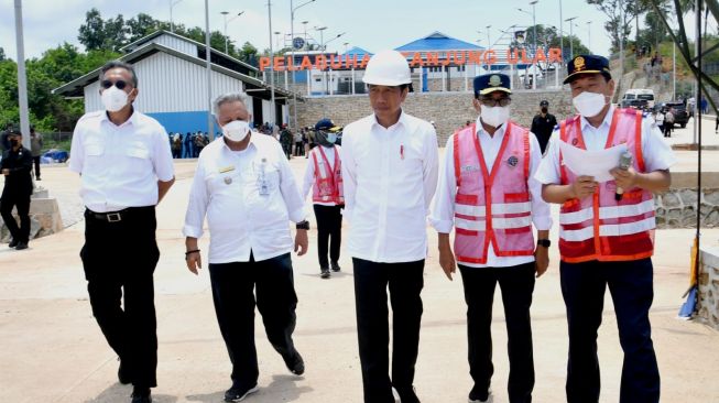 Presiden Joko Widodo atau Jokowi meninjau langsung Pelabuhan Tanjung Ular di Kabupaten Bangka Barat, Provinsi Kepulauan Bangka Belitung, Kamis (20/10/2022). (Foto: Rusman - Biro Pers Sekretariat Presiden)