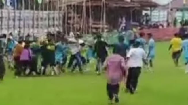 Suporer pada laga tarkam di Sulawesi Tengah berakhir ricuh setelah suporter masuk ke lapangan dan menyerang pemain. 