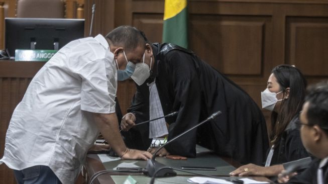 Terdakwa kasus suap barang dan jasa di Pemerintahan Kabupaten Langkat, Sumatera Utara, Terbit Rencana Perangin Angin menjalani sidang dengan agenda pembacaan vonis oleh majelis hakim di Pengadilan Tipikor, Jakarta, Rabu (19/10/2022). ANTARA FOTO/Muhammad Adimaja