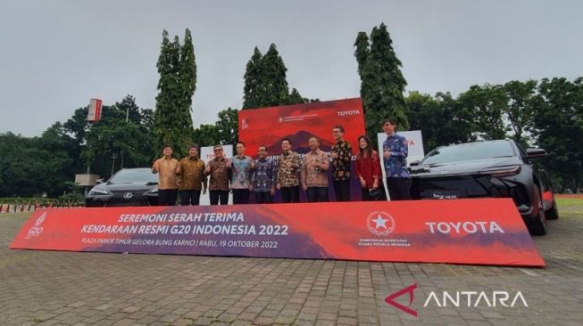 Seremoni Serah Terima Toyota bZ4X (kanan) dan Lexus UX 300e (kiri) dari PT Toyota Astra Motor kepada Kemensesneg [ANTARA].