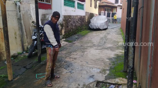 Warga menunjukan lokasi ditemukannya sandal bocah perempuan berusia 12 tahun yang ditemukan tewas di Cibeureum, Kota Cimahi (Suara.com/Ferry Bangkit R) 