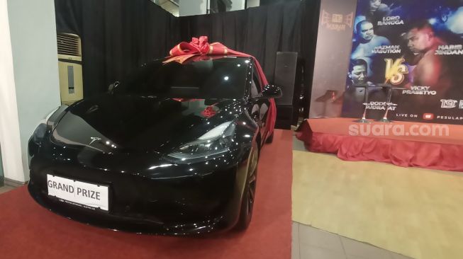 Mobil Tesla jadi hadiah pertandingan tinju Vicky Prasetyo hingga Pesulap Merah Pluit, Ibukota Indonesia Selatan pada Rabu (19/10/2022) [Suara.com/Rena Pangesti]