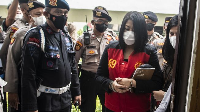 Terdakwa kasus pembunuhan berencana Brigadir Nopriansyah Yosua HutabaratÊ(Brigadir J) Putri Candrawathi memasuki ruangan untuk mengikuti sidang lanjutan di Pengadilan Negeri Jakarta Selatan, Kamis (20/10/2022). [ANTARA FOTO/Muhammad Adimaja/rwa].