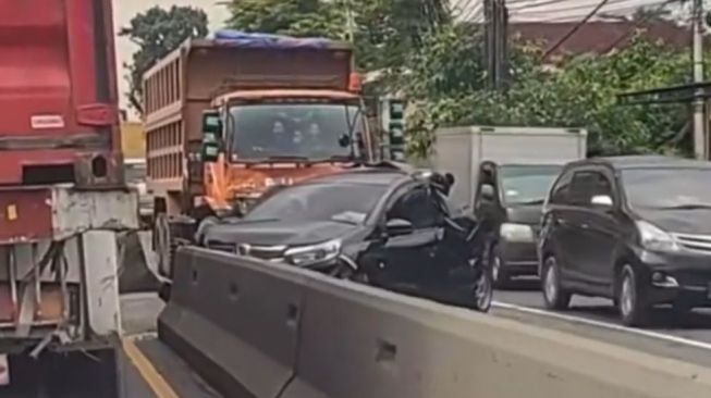 Brakkk! Kecelakaan Maut Mobil vs Truk Fuso hingga Hancur di Ungaran Semarang