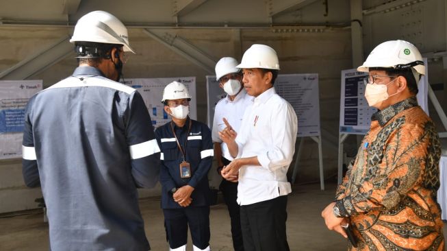 Presiden Joko Widodo atau Jokowi meninjau proyek smelter yang dikerjakan oleh PT Timah Tbk di Kepulauan Bangka Belitung, Kamis (20/10/2022). [Foto: Rusman - Biro Pers Sekretariat Presiden]