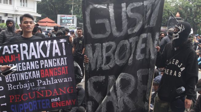Aremania, suporter Arema FC berunjuk rasa di depan Balai Kota Malang, Jawa Timur, Kamis (20/10/2022). [ANTARA FOTO/Ari Bowo Sucipto/rwa]