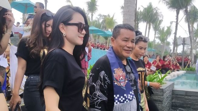 Hotman Paris Rayakan Ultah di Altas Beach Fest, Sesumbar Akan Beli Tanah Lagi