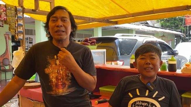 10 Momen Komedian Adul Jualan Pecel Lele di Warung Kaki Lima, Dibantu Istrinya yang Setia