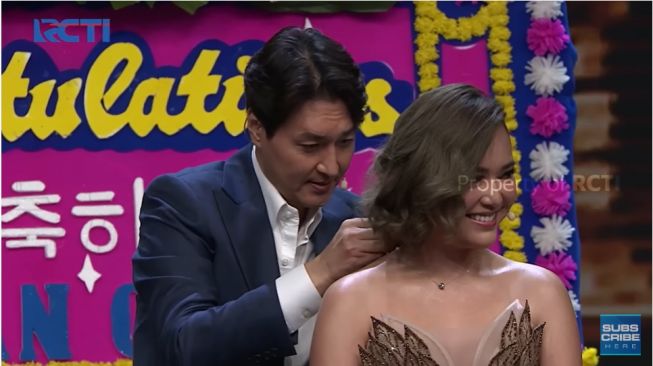 Amanda Manopo dapat hadiah kalung dari penggemar (Youtube/RCTI-Entertainment)