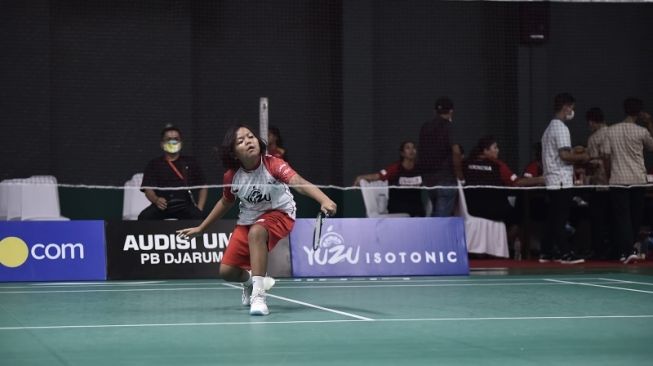 Khanza Zulfanihayah, pebulu tangkis usia dini asal Bogor, Jawa Barat yang merupakan adik Siti Fadia SIlva Ramadhanti saat mengikuti Audisi Umum PB Djarum 2022 di GOR Djarum Jati, Kudus, Jawa Tengah, Rabu (19/10/2022). [Dok. PB Djarum/Djarum Foundation]