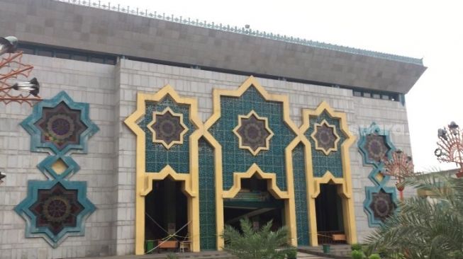 Suasana terkini Masjid Raya Jakarta Islamic Center pasca bagian kubahnya terbakar, Kamis (20/10/2022). [Foto: Rayfa Haidar Utomo]