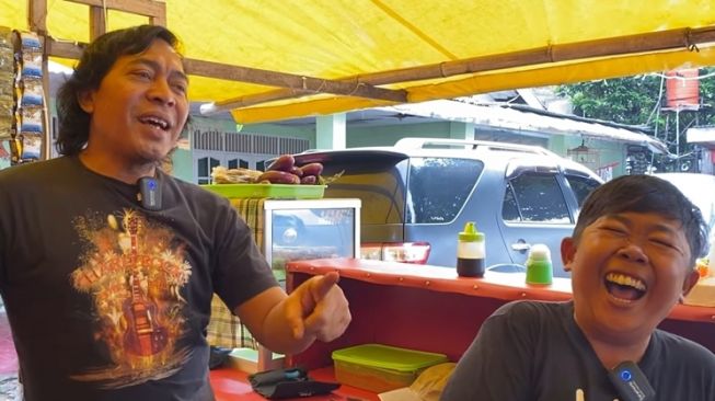 Momen Adul Jualan Pecel Lele (YouTube Komeng Info)