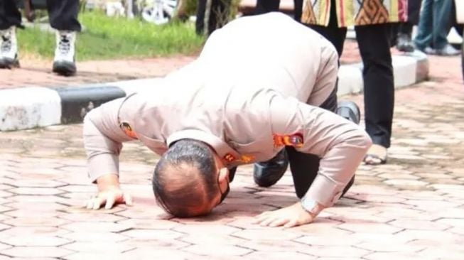 Kapolda Sumbar Irjen Suharyono Langsung Sujud Syukur Tiba di Ranah Minang