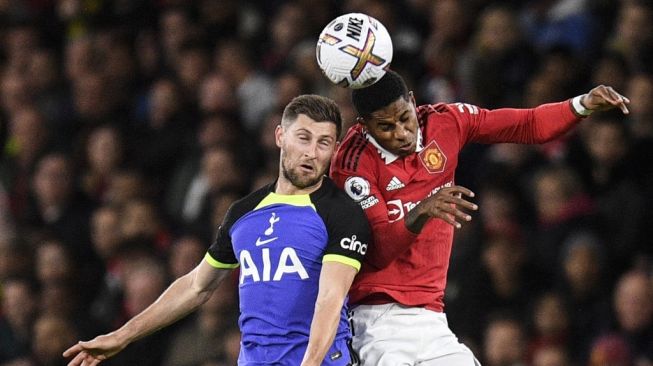 Bek Tottenham Hotspur asal Wales Ben Davies (kiri) berebut bola dengan striker Manchester United asal Inggris, Marcus Rashford (kiri) selama matchday pekan ke-12 Liga Inggris antara Manchester United vs Tottenham Hotspur di Old Trafford, Manchester, barat laut Inggris, pada 19 Oktober, 2022.Oli SCARFF / AFP.