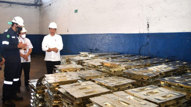 Presiden Joko Widodo atau Jokowi meninjau proyek smelter yang dikerjakan oleh PT Timah Tbk di Kepulauan Bangka Belitung, Kamis (20/10/2022). [Foto: Rusman - Biro Pers Sekretariat Presiden]