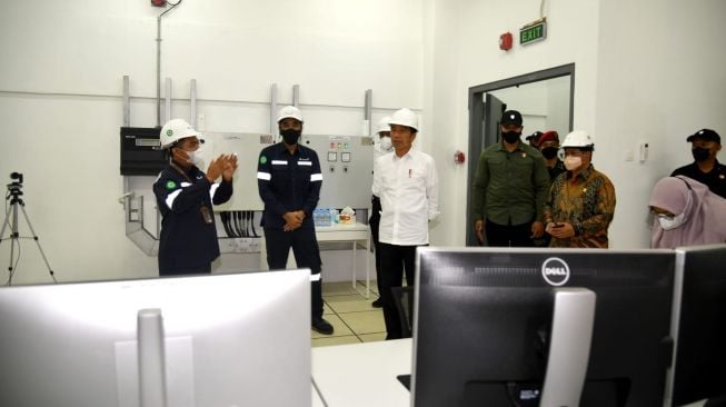 Presiden Joko Widodo atau Jokowi meninjau proyek smelter yang dikerjakan oleh PT Timah Tbk di Kepulauan Bangka Belitung, Kamis (20/10/2022). [Foto: Rusman - Biro Pers Sekretariat Presiden]