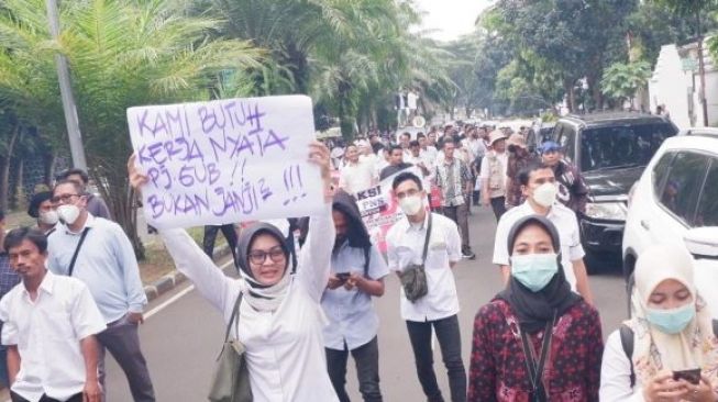 Demo pegawai honorer Pemprov Banten. [Iyus/bantennews]
