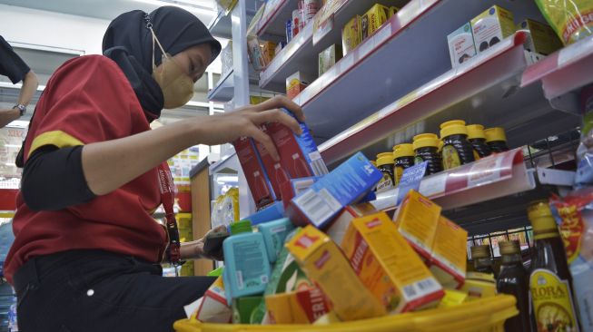 Pegawai mengumpulkan sejumlah obat sirup yang mengandung paracetamol pada salah satu minimarket di Tangerang Selatan, Banten, Rabu (19/10/2022). [NTARA FOTO/Sulthony Hasanuddin/Y]U