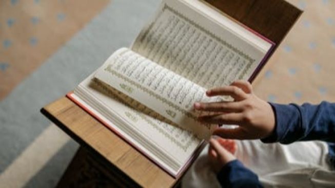 Ilustrasi Membaca Al-Quran - Bacaan Surat Al Kahfi Lengkap (Pexels)