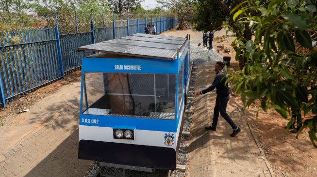 Penampakan kereta bertenaga surya yang dibuat oleh Siswa sekolah menengah teknik Soshanguve di kotapraja Soshanguve, Pretoria, Afrika Selatan, Selasa (20/10/2022). [Phill Magakoe / AFP]