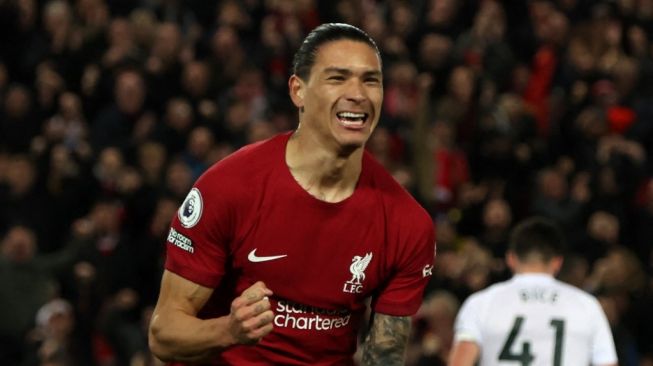 Striker Liverpool asal Uruguay Darwin Nunez melakukan selebrasi setelah mencetak gol pembuka dalam matchday ke-12 Liga Inggris antara Liverpool vs West Ham United di Anfield di Liverpool, Inggris pada 19 Oktober 2022.Nigel Roddis / AFP.