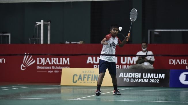 Pebulu tangkis belia, Kenji Satria Pamungkas saat menjalani screening Tahap II Audisi Umum PB Djarum 2022 di GOR Djarum, Jati, Kudus, Kamis (20/10/2022). Dia turun di nomor U-13 Putra. [Dok. PB Djarum].