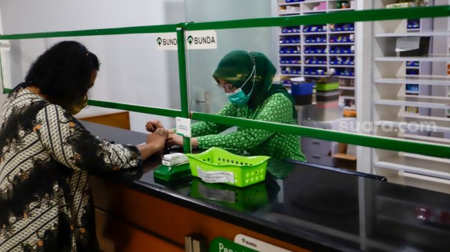 Apoteker melayani pasien yang akan menebus obat di RSIA Bunda, Menteng, Jakarta Pusat, Kamis (20/10/2022).   [Suara.com/Alfian Winanto]