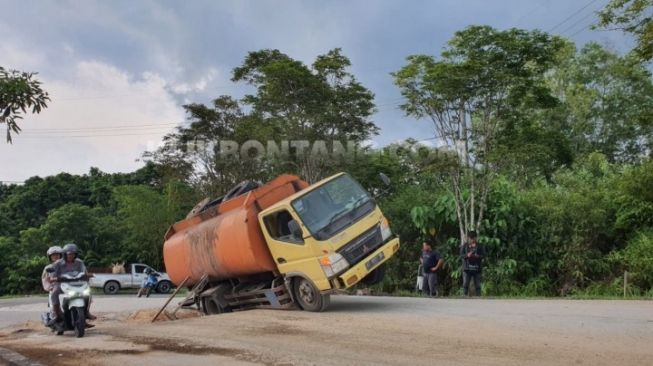 Jalan Rusak Bontang Lestari Makan Korban, Truk CPO Amblas