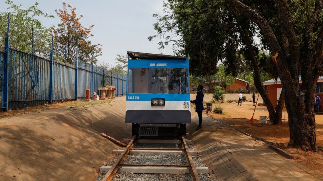 Penampakan kereta bertenaga surya yang dibuat oleh Siswa sekolah menengah teknik Soshanguve di kotapraja Soshanguve, Pretoria, Afrika Selatan, Selasa (20/10/2022). [Phill Magakoe / AFP]