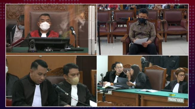 Terdakwa Ferdy Sambo serius teliti tanggapan JPU atas eksepsinya di Pengadilan Negeri Jakarta Selatan. (tangkap layar)