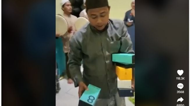 Sultan Banget! Jemaah Pengajian Maulid Nabi Ini Dapat Handphone Baru Sebagai Pengganti Besek