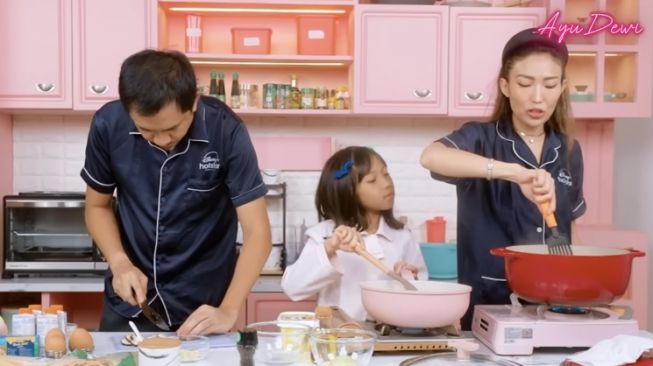 Momen Ayu Dewi dan Regi Datau Masak Bareng (YouTube Ayu Dewi)