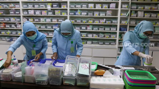 Tenaga Teknis Farmasi membuat obat racik di RSIA Tambak, Jakarta Pusat, Jumat (21/10/2022). [Suara.com/Alfian Winanto]