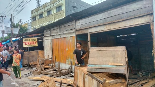 Sudah Diberi Peringatan, PKL di Jalan Imam Bonjol Bongkar Lapak Sendiri