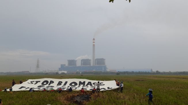 Bentangkan Spanduk 'STOP BIOMASS CO-FIRING', Warga Jatayu Tolak Keras Pembangkit Listrik Tenaga Uap di Indramayu