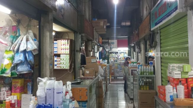 Penampakan toko obat-obatan di Pasar Pramuka, Jakarta Timur. (Suara.com/Rakha)