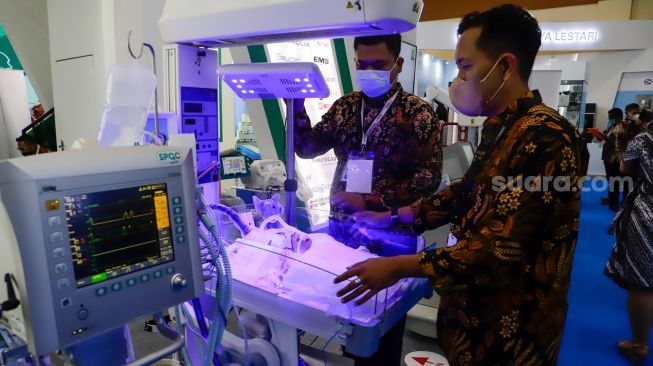 Pengunjung melihat produk peralatan kesehatan pada The 34th Indonesia Hospital Expo di Jakarta Convention Center (JCC), Senayan, Jakarta Pusat, Jumat (21/10/2022). [Suara.com/Alfian Winanto]