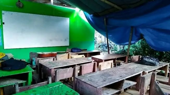 Miris, Kondisi SMA Negeri 1 Pamukan Selatan Cuma Beratapkan Terpal Beralaskan Semen