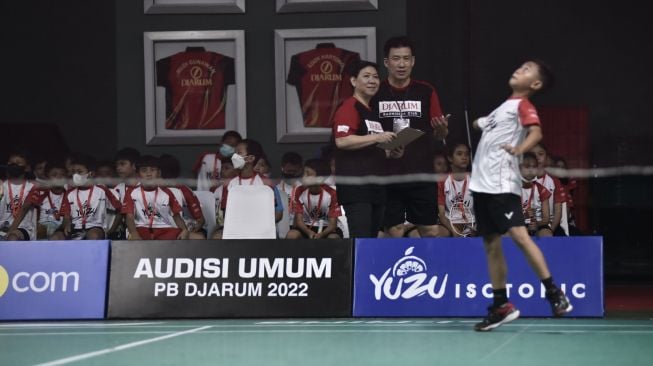 Legenda bulu tangkis Indonesia, Susy Susanti dan Alan Budikusuma selaku tim pencari bakat memantau aksi pebulu  tangkis belia dalam babak turnamen Audisi Umum PB Djarum 2022 di GOR Djarum Jati, Kudus, Jawa Tengah, Jumat (21/10/2022). [Dok. PB Djarum].