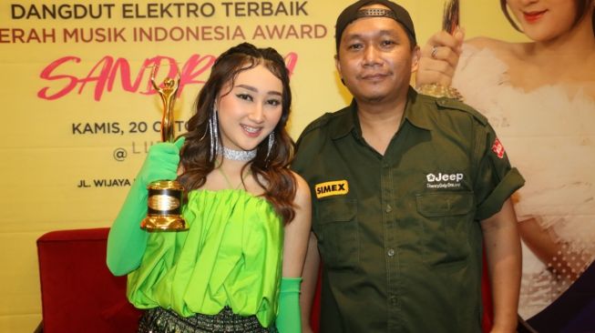 Sandrina menggelar acara syukuran setelah mendapatkan piala AMI Awards 2022 di Jakarta, Kamis (20/10/2022). [dokumentasi Nagaswara]