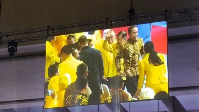 Presiden Jokowi saat menghadiri HUT Golkar ke-58 di JI Expo Kemayoran, Jakarta Pusat, Jumat (21/10/2022). [Suara.com/Ria Rizki]